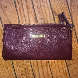 Tahari wallet